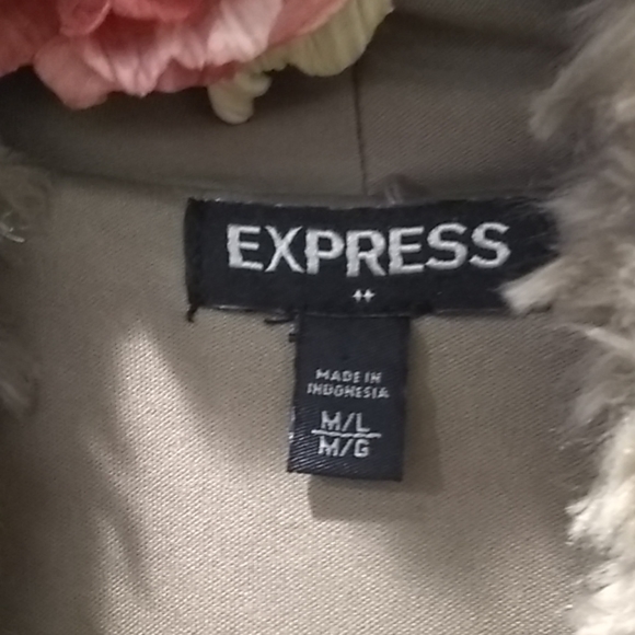 ❄❄ Express Faux Fur Vest ❄❄ - Picture 3 of 6